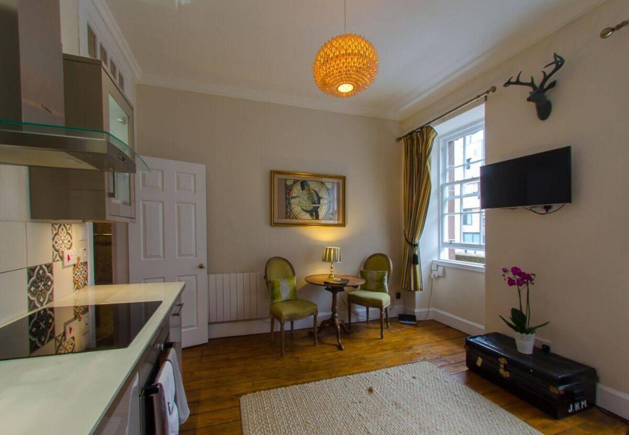 Appartamento Joivy Chic Apt In The Royal Mile Tower Edimburgo Esterno foto